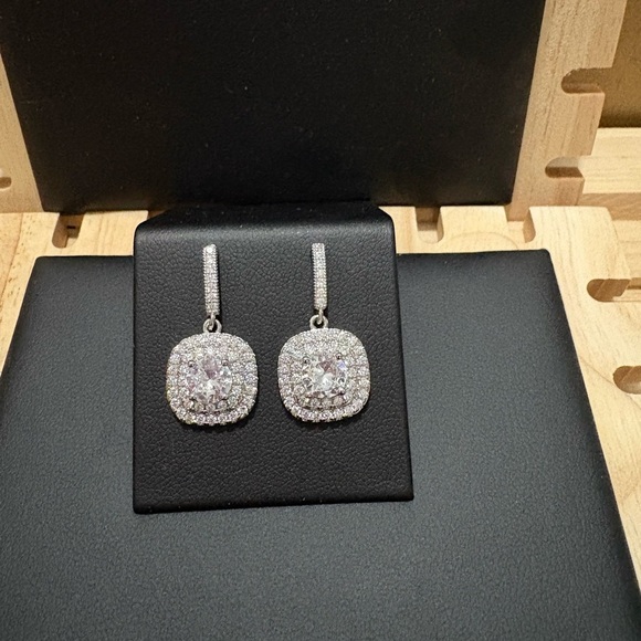 Elegant dangle earrings - Picture 1 of 4